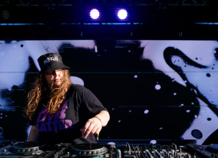 Notö performing live